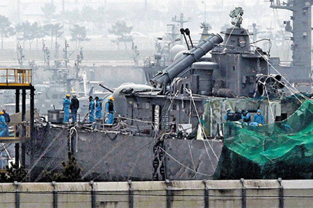 Hàn Quốc sẽ đưa vụ chìm tuần dương hạm ra Hội đồng Bảo an ảnh 1 Phần đuôi tàu Cheonan đã được trục vớt