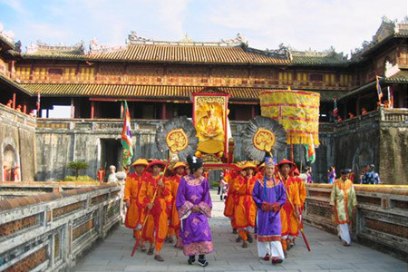 Thừa Thiên-Huế: Tổ chức Lễ tế Xã Tắc năm 2010 vào ngày 8-4 ảnh 1 Ngự đạo xuất cung trong Lễ tế Xã Tắc được tổ chức dịp Festival Huế 2008. Ảnh: Thanh Vân