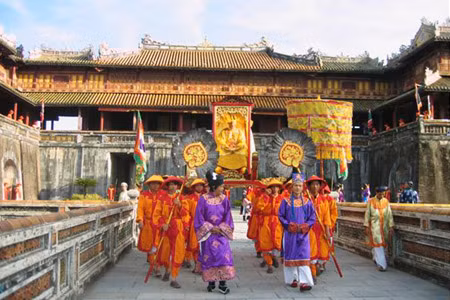 Ngự đạo xuất cung trong Lễ tế Xã Tắc được tổ chức dịp Festival Huế 2008. Ảnh: Thanh Vân