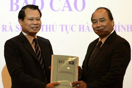 Bộ trưởng Bộ Tài chính Vũ Văn Ninh trao bộ thủ tục hành chính cho Bộ trưởng, Chủ nhiệm Văn phòng Chính phủ Nguyễn Xuân Phúc.