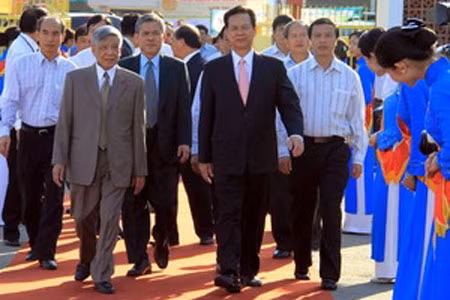 Thủ tướng Nguyễn Tấn Dũng tham quan hội chợ.