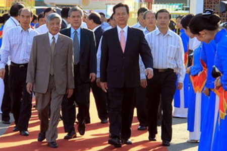 Thủ tướng Nguyễn Tấn Dũng tham quan hội chợ.