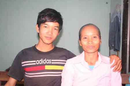 Chị Dương Thị Thiều cùng con trai Dương Hữu Đức. Ảnh: P.D