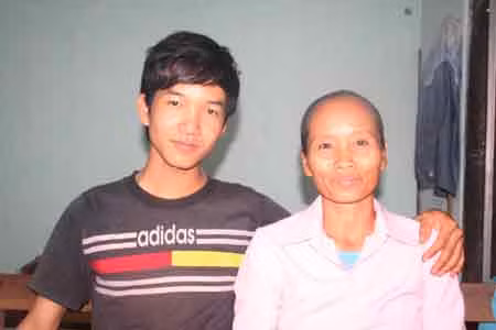 Chị Dương Thị Thiều cùng con trai Dương Hữu Đức. Ảnh: P.D