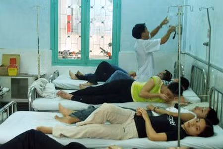 Bình Phước: Hơn 50 người bị ngộ độc khi ăn cưới ảnh 1