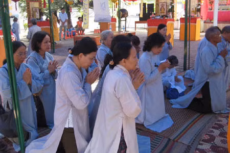 Quảng Ngãi: Hàng trăm tăng ni phật tử cầu siêu cho các anh hùng liệt sỹ ảnh 2