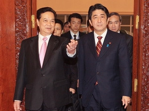 Thủ tướng Nguyễn Tấn Dũng và Thủ tướng Shinzo Abe đến Phòng hội đàm. Thủ tướng Nguyễn Tấn Dũng và Thủ tướng Shinzo Abe đến Phòng hội đàm.