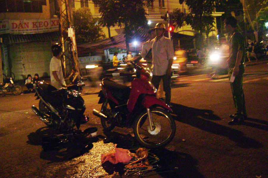 Lực lượng chức năng đang xử lý một vụ tai nạn giao thông trên địa bàn TP. Pleiku. Ảnh: Lê Hòa Lực lượng chức năng đang xử lý một vụ tai nạn giao thông trên địa bàn TP. Pleiku. Ảnh: Lê Hòa