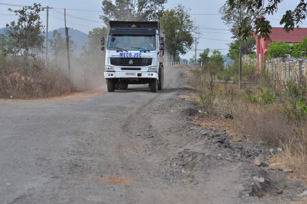 Xe tải trọng lớn là thủ phạm tàn phá con đường. Ảnh: L.H Xe tải trọng lớn là thủ phạm tàn phá con đường. Ảnh: L.H