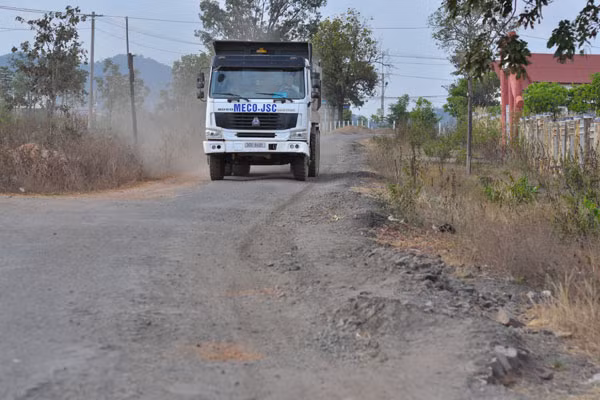 Xe tải trọng lớn là thủ phạm tàn phá con đường. Ảnh: L.H