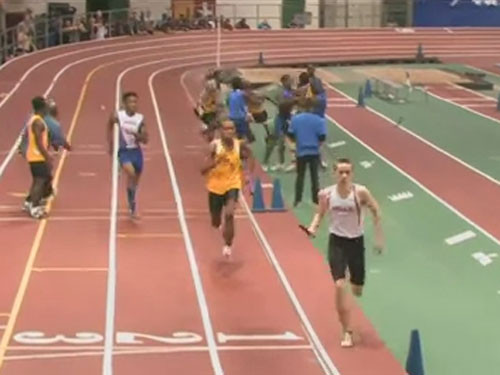 VĐV hai đội đánh nhau điên cuồng.