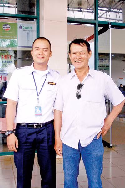 Phi công Lê Thanh Cường và bố của anh. Ảnh: T.N Phi công Lê Thanh Cường và bố của anh. Ảnh: T.N