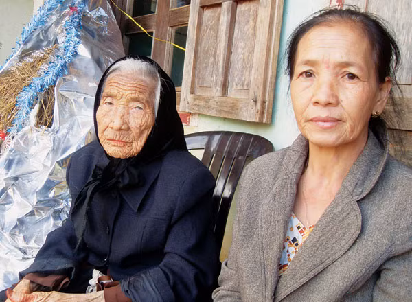 Hai mẹ con cụ Ngọt. Ảnh: T.N