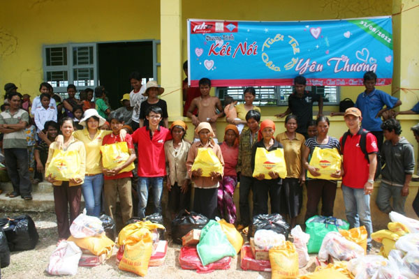 Sinh viên Gia Lai trong chuyến tình nguyện tại quê hương. Sinh viên Gia Lai trong chuyến tình nguyện tại quê hương.