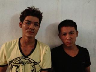 Phong (bìa trái) và Trung tại cơ quan Công an. Phong (bìa trái) và Trung tại cơ quan Công an.