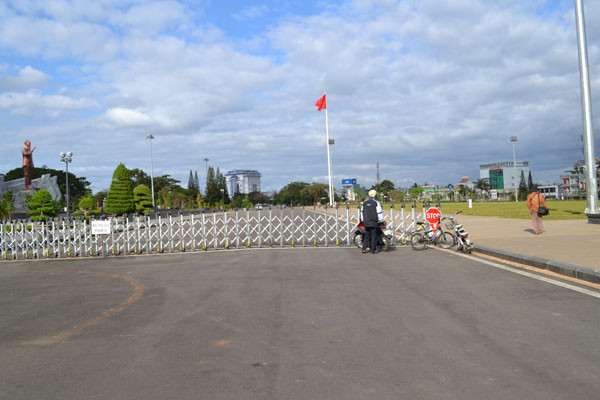 Hàng rào chắn, cấm đi vào đoạn đường Trần Hưng Đạo, trong Quảng trường Đại Đoàn Kết, thành phố Pleiku. Ảnh: Hoàng Cư