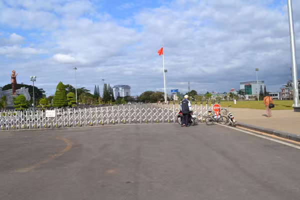 Hàng rào chắn, cấm đi vào đoạn đường Trần Hưng Đạo, trong Quảng trường Đại Đoàn Kết, thành phố Pleiku. Ảnh: Hoàng Cư