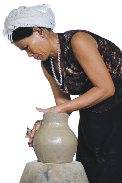 Một nghệ nhân ở Bàu Trúc đang tạo dáng gốm. Ảnh:T.D Một nghệ nhân ở Bàu Trúc đang tạo dáng gốm. Ảnh:T.D