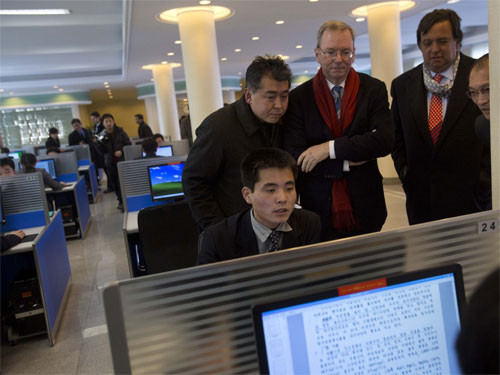 Chủ tịch Google Eric Schmidt (đứng giữa) quan sát người Triều Tiên dùng internet.