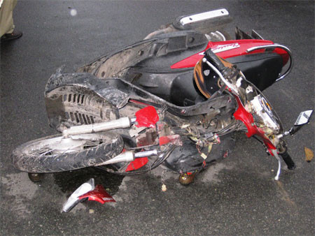 Xe của nạn nhân bị biến dạng hoàn toàn khi truy đuổi cướp.  Xe của nạn nhân bị biến dạng hoàn toàn khi truy đuổi cướp.