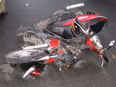  Xe của nạn nhân bị biến dạng hoàn toàn khi truy đuổi cướp.