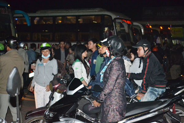 Bến xe Đức Long luôn đông đúc vào dịp Tết. Ảnh: L.L Bến xe Đức Long luôn đông đúc vào dịp Tết. Ảnh: L.L