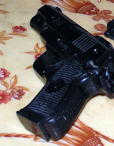 Súng giả mà Thắng và Hoàng dùng để cướp. Súng giả mà Thắng và Hoàng dùng để cướp.