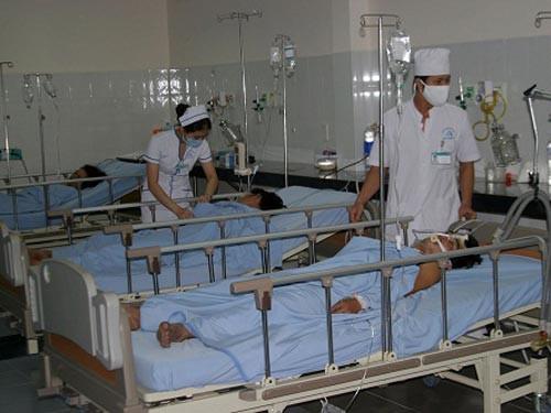 Các bệnh nhân ngộ độc cá nóc đang cấp cứu tại Bệnh viện Đa khoa An Đức.