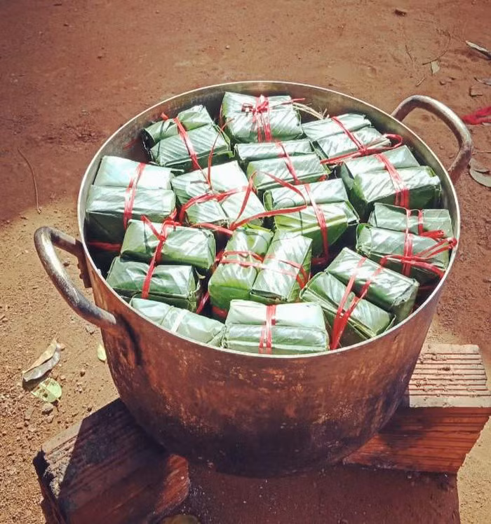 Những chiếc bánh chưng mang hương vị Tết cho học sinh vùng khó Tây Nguyên