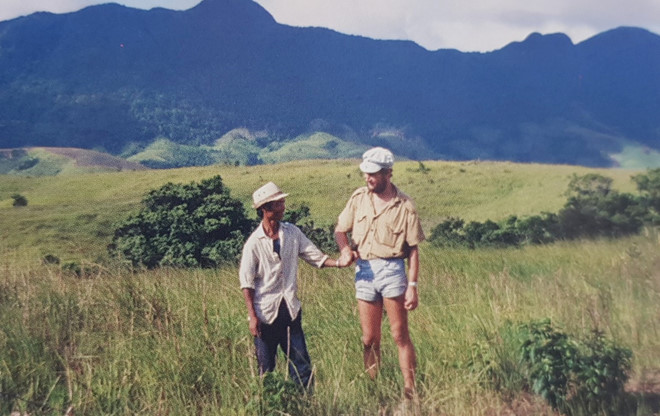  Vargyas Gábor trong lần đi điền dã năm 1987 cùng một người dân bản địa - Ảnh: nhân vật cung cấp