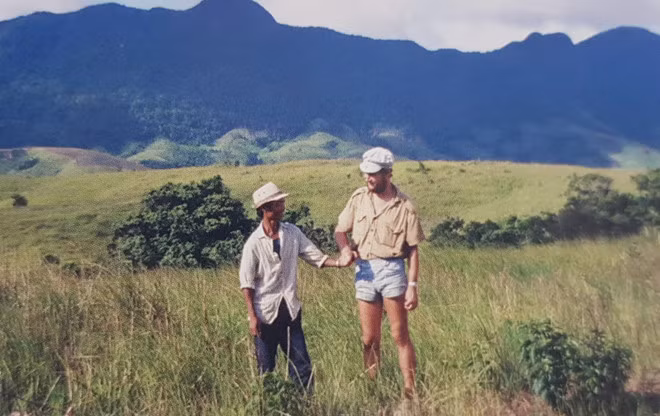  Vargyas Gábor trong lần đi điền dã năm 1987 cùng một người dân bản địa - Ảnh: nhân vật cung cấp