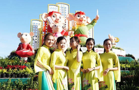 Sau lưng gia đình nhà chuột là mô hình cách điệu tòa nhà cao tầng, thể hiện hình ảnh quê hương của tỉnh Bình Định đang trong quá trình phát triển, vươn lên mạnh mẽ trong nhiều lĩnh vực… Sau lưng gia đình nhà chuột là mô hình cách điệu tòa nhà cao tầng, thể hiện hình ảnh quê hương của tỉnh Bình Định đang trong quá trình phát triển, vươn lên mạnh mẽ trong nhiều lĩnh vực…