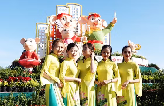  Sau lưng gia đình nhà chuột là mô hình cách điệu tòa nhà cao tầng, thể hiện hình ảnh quê hương của tỉnh Bình Định đang trong quá trình phát triển, vươn lên mạnh mẽ trong nhiều lĩnh vực…