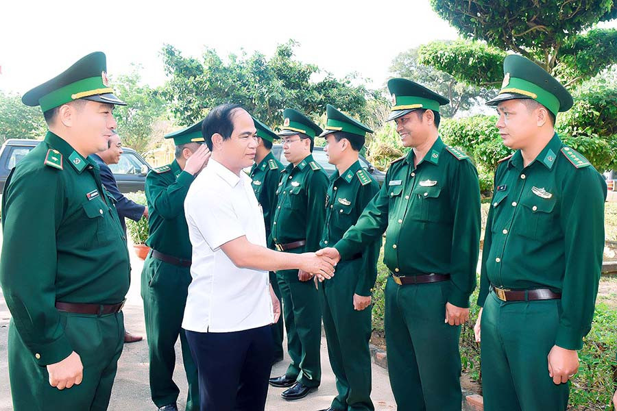 Chủ tịch UBND tỉnh Võ Ngọc Thành thăm, chúc Tết cán bộ, chiến sĩ Đồn Biên phòng Ia Mơr (huyện Chư Prông). Ảnh: Đ.T