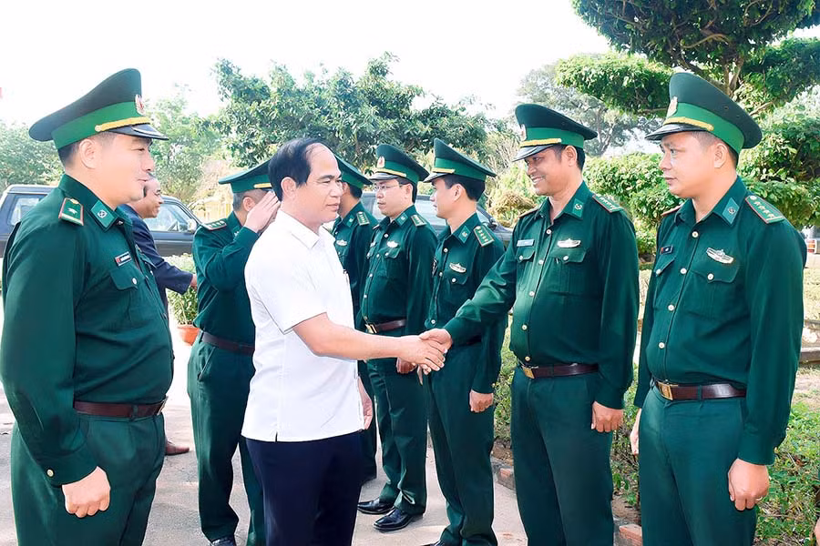 Chủ tịch UBND tỉnh Võ Ngọc Thành thăm, chúc Tết cán bộ, chiến sĩ Đồn Biên phòng Ia Mơr (huyện Chư Prông). Ảnh: Đ.T