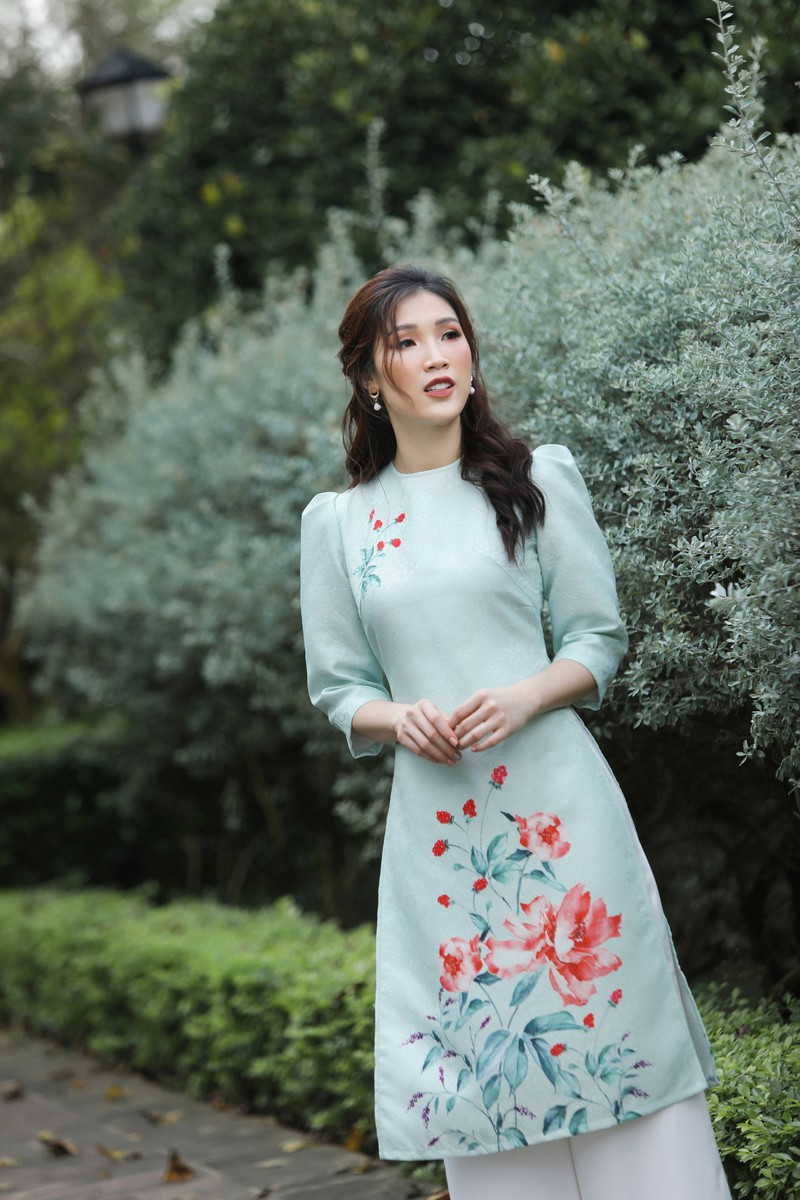 Các mẫu áo dài cách tân trong bộ ảnh mới được thực hiện của Phí Thùy Linh có tông màu nhã nhặn, phom dáng trẻ trung và hoạ tiết hoa xuân được in hoặc thêu tinh tế. 