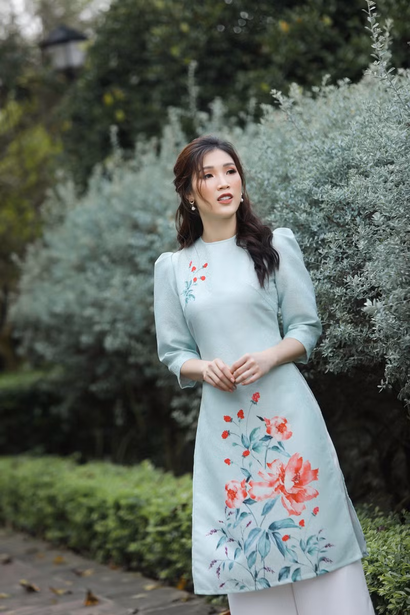 Các mẫu áo dài cách tân trong bộ ảnh mới được thực hiện của Phí Thùy Linh có tông màu nhã nhặn, phom dáng trẻ trung và hoạ tiết hoa xuân được in hoặc thêu tinh tế. 