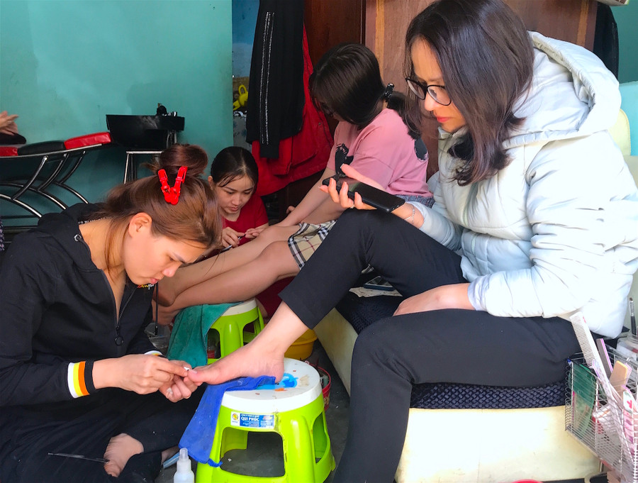 Những ngày cận Tết, các tiệm nail lớn nhỏ trên địa bàn Phố núi đều tấp nập khách vào ra. Ảnh: Mộc Trà