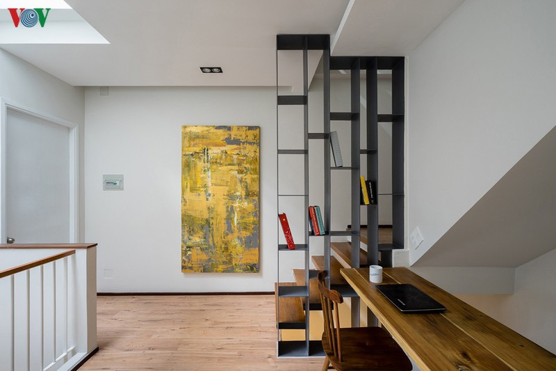 Phòng làm việc kế bên giếng trời để tận dụng ánh sáng tự nhiên. Phòng làm việc kế bên giếng trời để tận dụng ánh sáng tự nhiên.