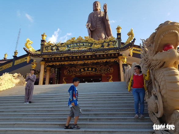  Mặt trước của chùa Kim Tiên với tượng phật A Di Đà - Ảnh: BỬU ĐẤU