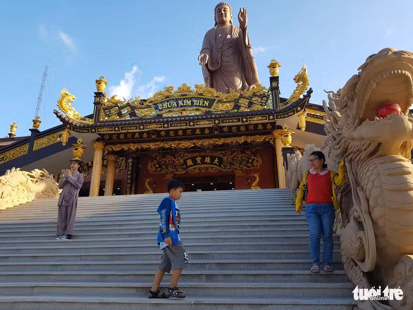  Mặt trước của chùa Kim Tiên với tượng phật A Di Đà - Ảnh: BỬU ĐẤU