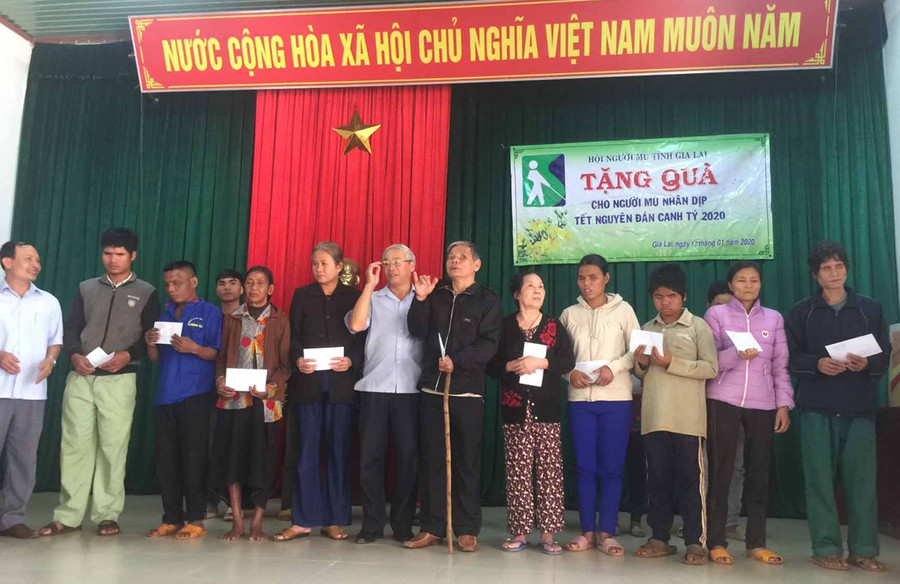 Quang cảnh buổi trao tặng quà cho người mù. Ảnh: Hà Phương