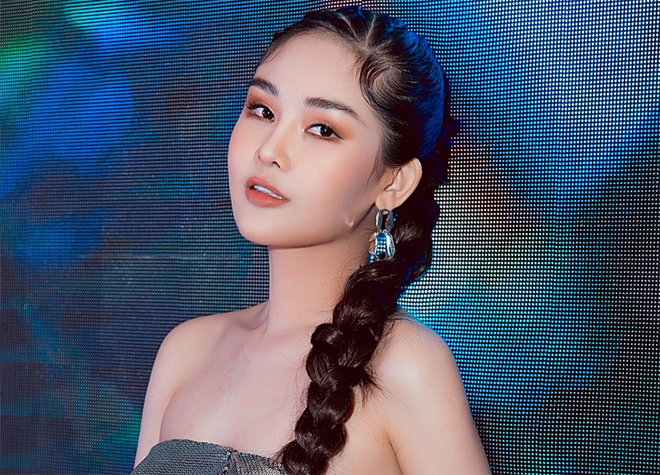 Lê Ân Ngân Anh cá tính với phong cách chiến binh, xách túi hiệu 300 triệu đồng đi xem thời trang Lê Ân Ngân Anh cá tính với phong cách chiến binh, xách túi hiệu 300 triệu đồng đi xem thời trang