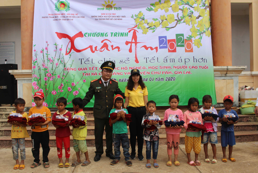 Ban tổ chức tặng quà cho các em học sinh Trường Tiểu học và THCS Chư Đang Ya. Ảnh Phan Lài Ban tổ chức tặng quà cho các em học sinh Trường Tiểu học và THCS Chư Đang Ya. Ảnh Phan Lài