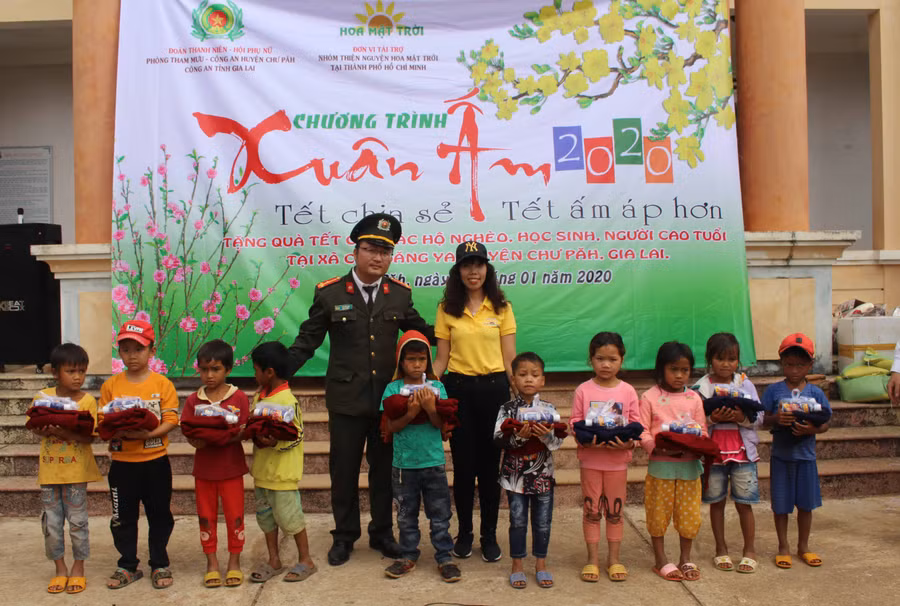 Ban tổ chức tặng quà cho các em học sinh Trường Tiểu học và THCS Chư Đang Ya. Ảnh Phan Lài