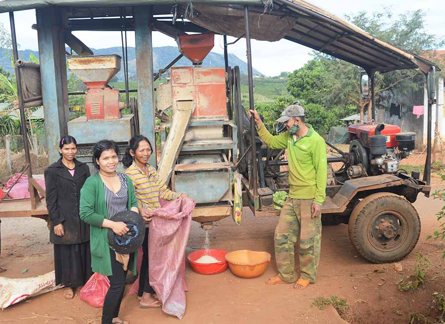  Anh Vũ Đình Thanh đang xay xát lúa cho bà con làng Krái. Ảnh: Đ.Y