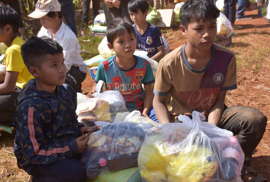 Những phần quà đầy ý nghĩa mang đến cho những trẻ em mồ côi xã Bờ Ngoong, huyện Chư Sê. Ảnh: Hà Phương Những phần quà đầy ý nghĩa mang đến cho những trẻ em mồ côi xã Bờ Ngoong, huyện Chư Sê. Ảnh: Hà Phương