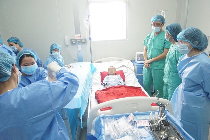 Bệnh viện Trung ương Huế vừa thực hiện thành công ca ghép tế bào gốc đầu tiên tại khu vực miền Trung -Tây Nguyên cho một bệnh nhi bốn tuổi. Ảnh: BV cung cấp. Bệnh viện Trung ương Huế vừa thực hiện thành công ca ghép tế bào gốc đầu tiên tại khu vực miền Trung -Tây Nguyên cho một bệnh nhi bốn tuổi. Ảnh: BV cung cấp.