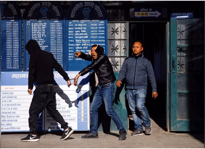  Một người Trung Quốc bị bắt giữ vì nghi ngờ tham gia phạm tội trên mạng ở Nepal tháng 12.2019 - Ảnh Reuters