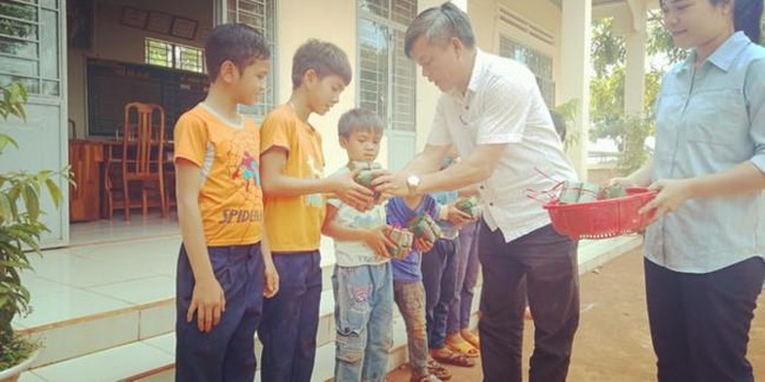 Thầy Nguyễn Thế Anh -Hiệu trưởng Nhà trường tặng những chiếc bánh đầu tiên cho học sinh. Thầy Nguyễn Thế Anh -Hiệu trưởng Nhà trường tặng những chiếc bánh đầu tiên cho học sinh.